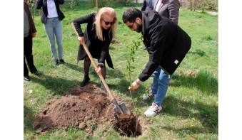 ՁԻԱՀ-ից մահացածների հիշատակի օրվան ընդառաջ, կենտրոնի «Ավան» մասնաճյուղի բակում կազմակերպեց ծառատունկ