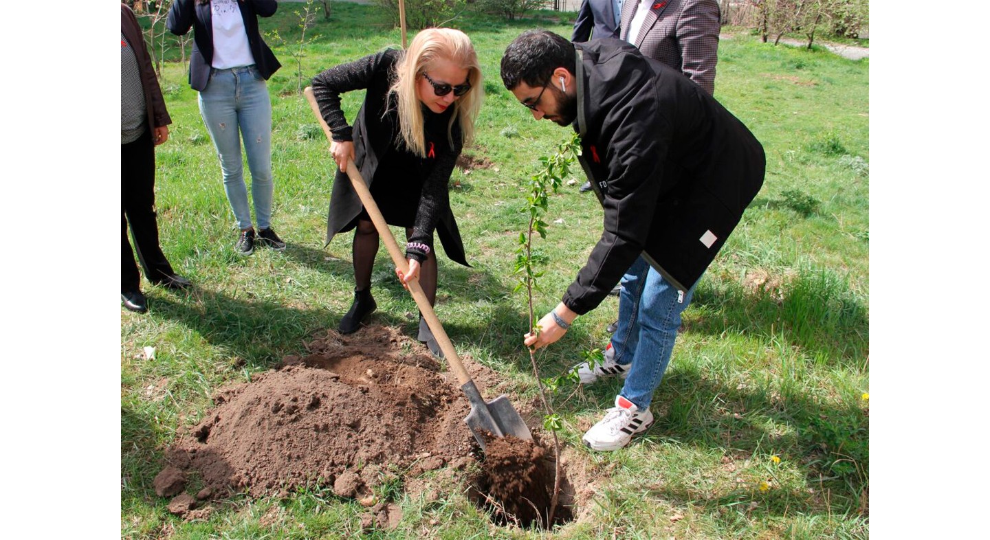 ՁԻԱՀ-ից մահացածների հիշատակի օրվան ընդառաջ, կենտրոնի «Ավան» մասնաճյուղի բակում կազմակերպեց ծառատունկ