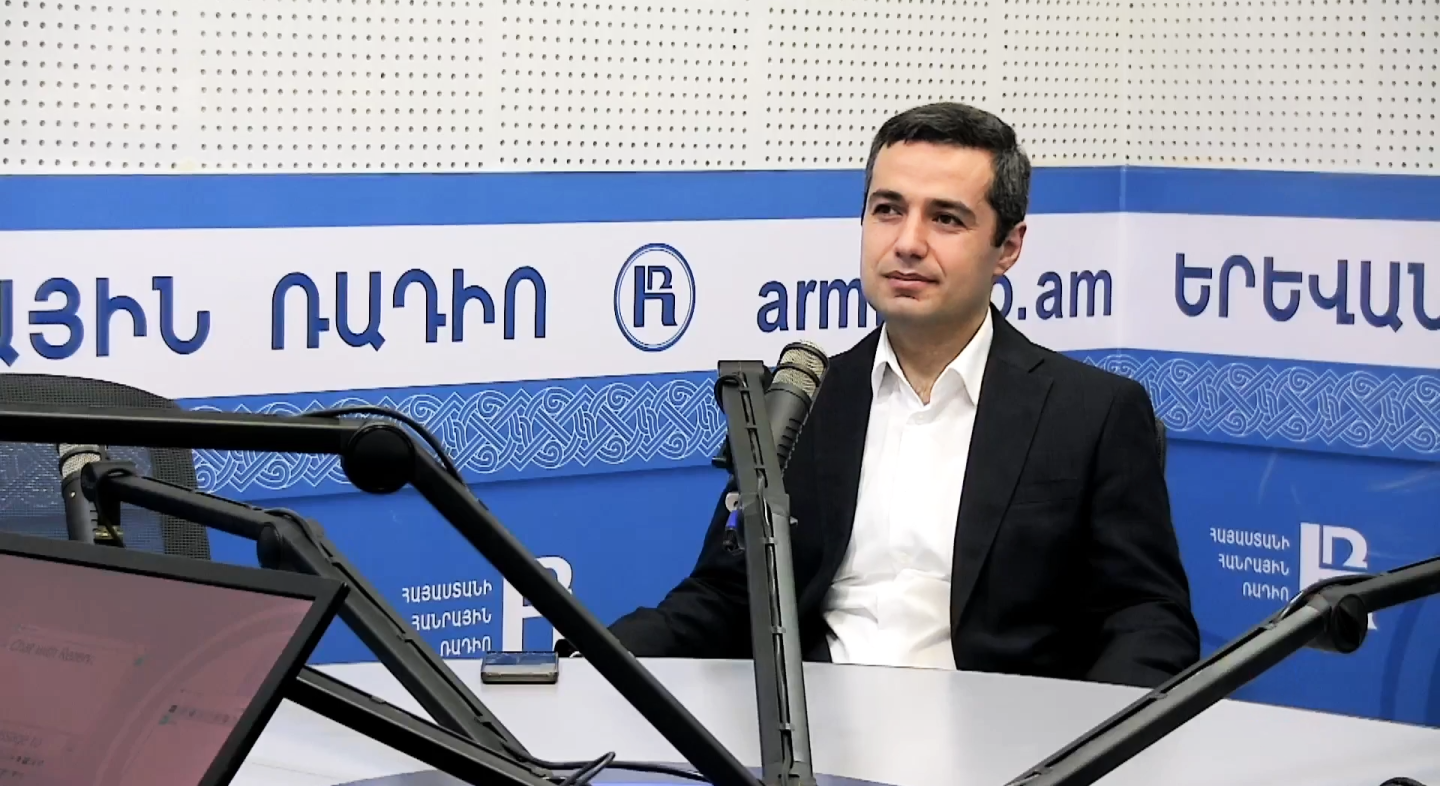 Директор НЦИБ представил программу децентрализации лечения ВИЧ-инфекции на общественном радио